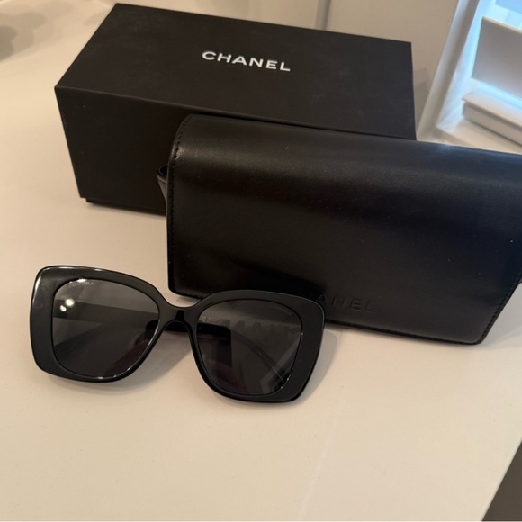 CHANEL Elegant Black Oversized Sunglasses - Picture 1 of 5